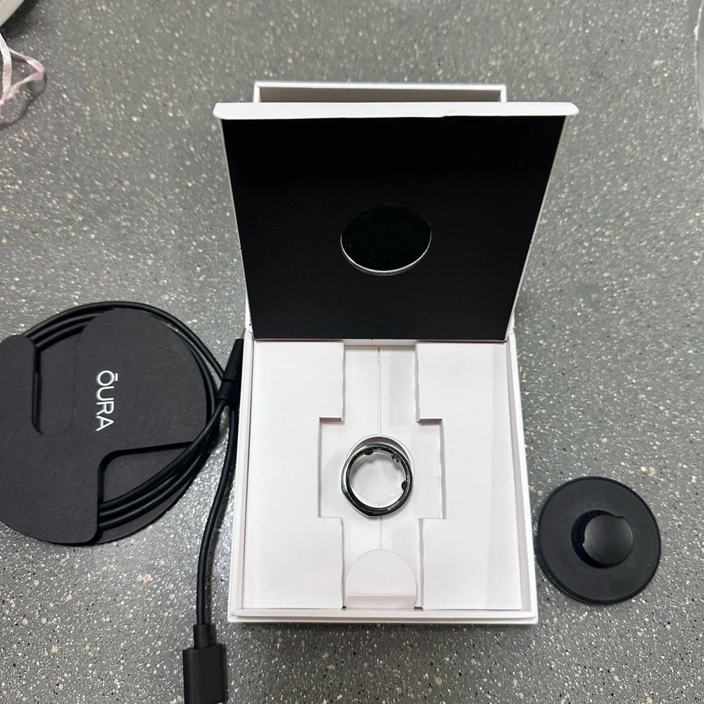 Oura Midnight Ring with Charging Set